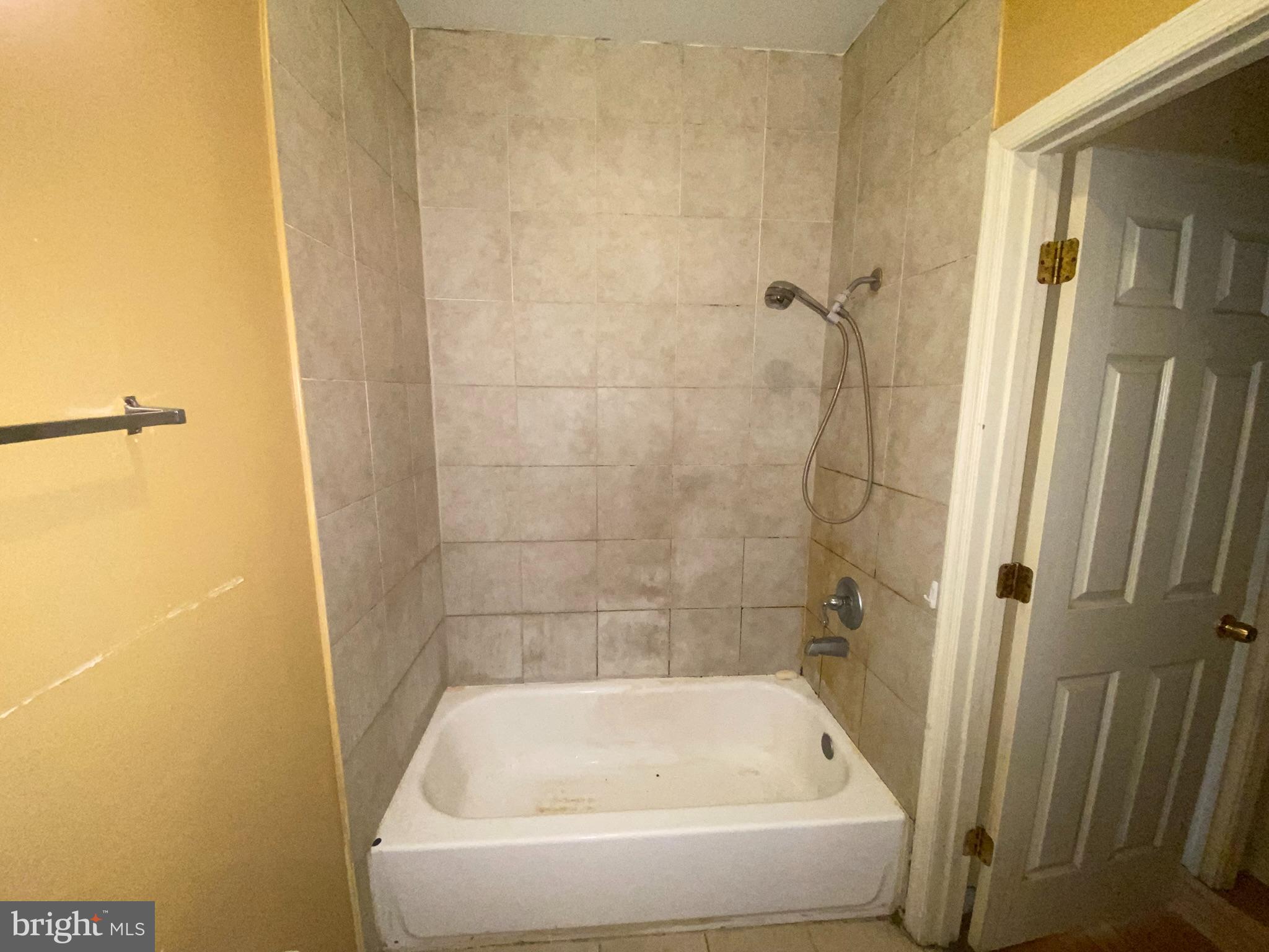 2221 Jefferson Street Baltimore, MD 21205 - Photo 14 of 29 a bathroom with a tub