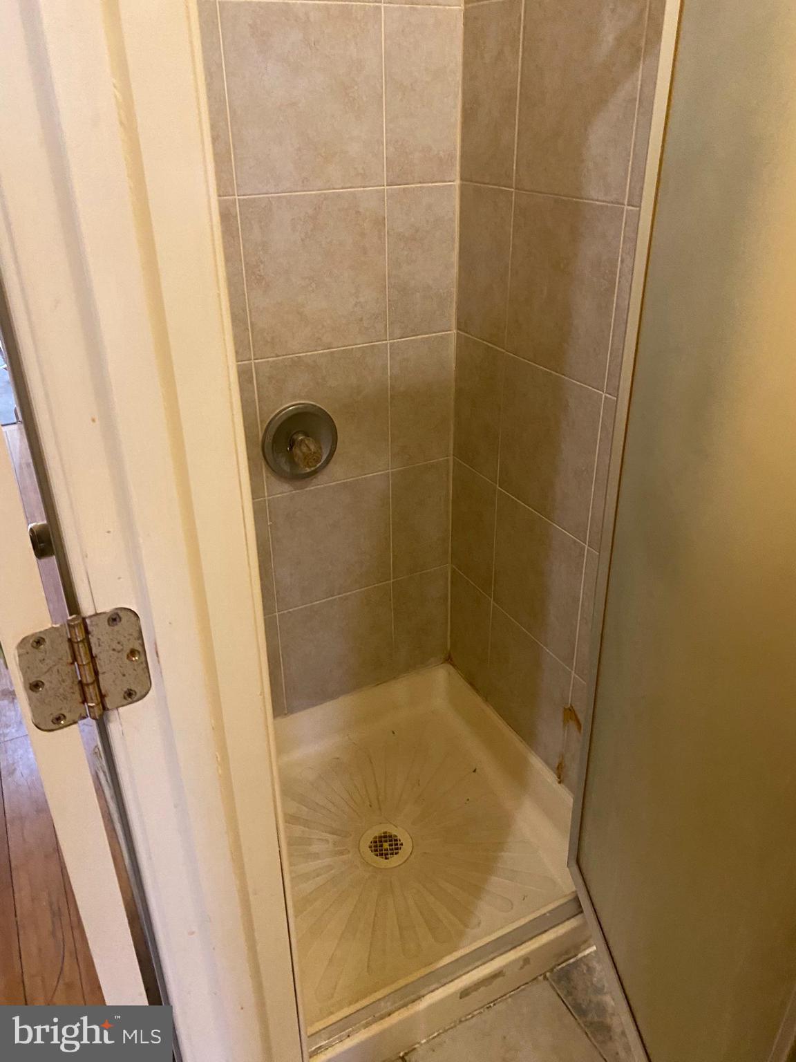 2221 Jefferson Street Baltimore, MD 21205 - Photo 7 of 29 a bathroom with a tub
