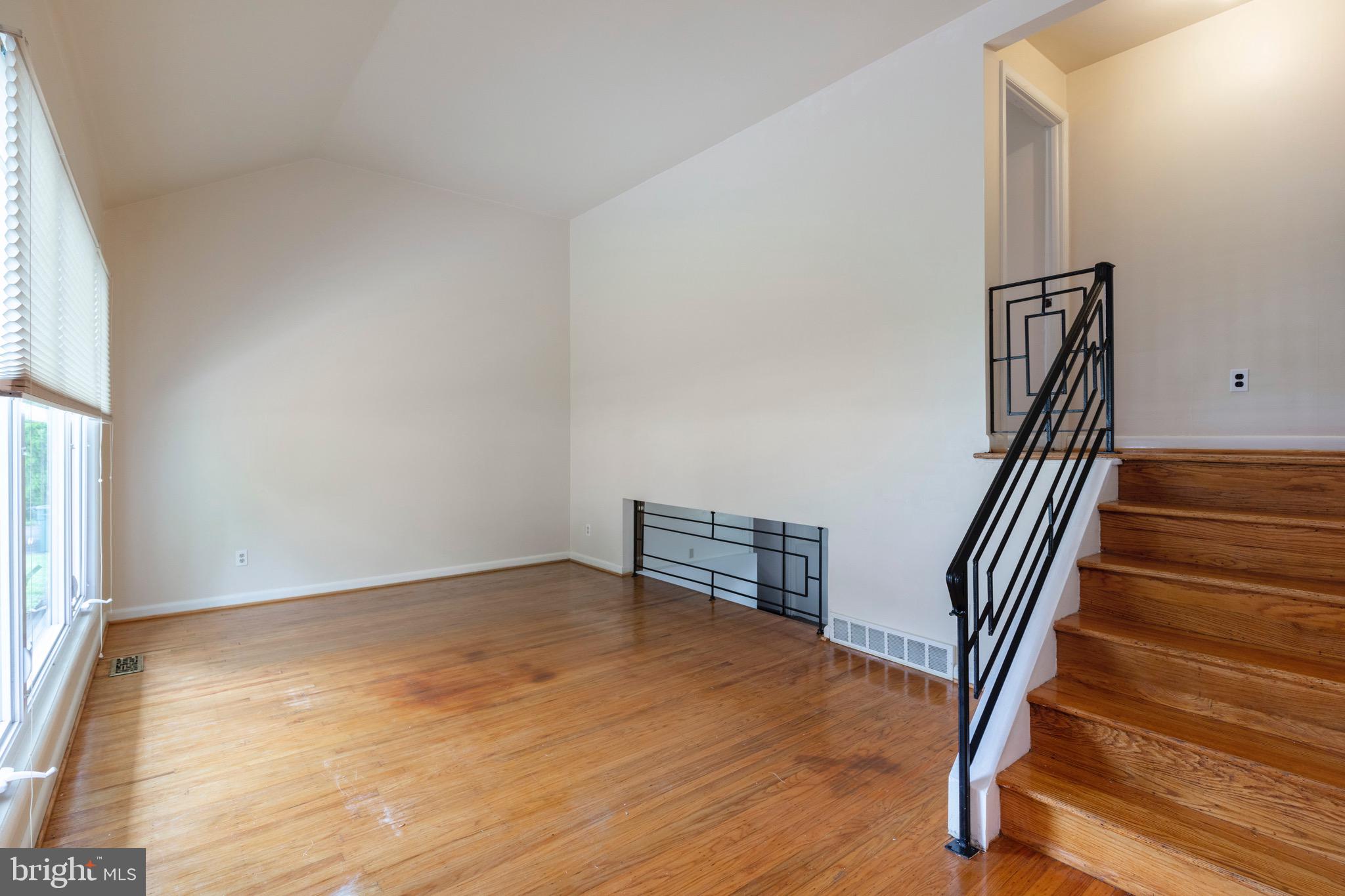 686 Cypress Road Warminster, PA 18974 - Photo 7 of 28 Living Room