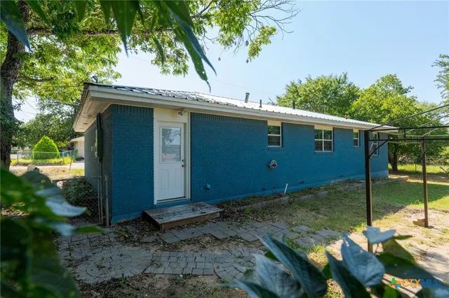 a view of a house with backyard