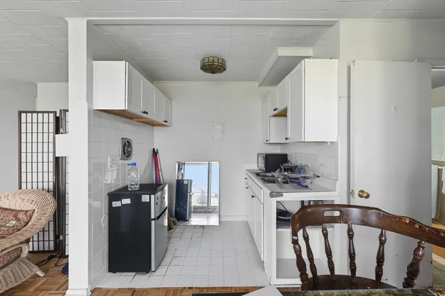 $127,000 | 8300 East Jefferson Avenue, Unit 406, Detroit, MI 48214