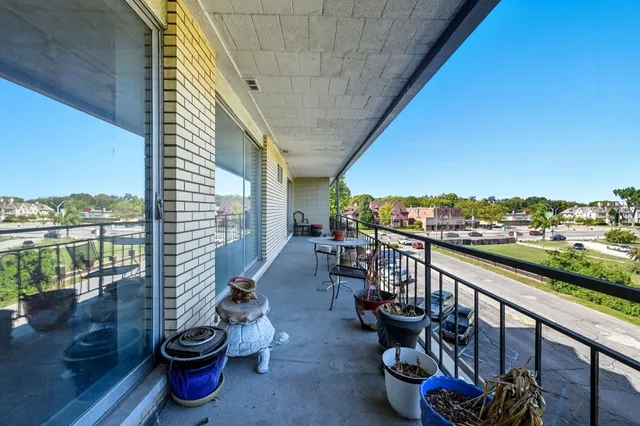 $127,000 | 8300 East Jefferson Avenue, Unit 406, Detroit, MI 48214