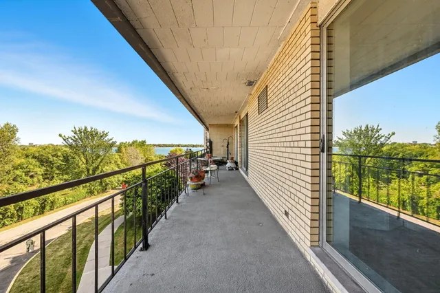 $127,000 | 8300 East Jefferson Avenue, Unit 406, Detroit, MI 48214