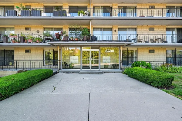 $127,000 | 8300 East Jefferson Avenue, Unit 406, Detroit, MI 48214