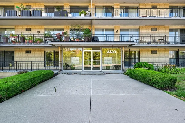 $127,000 | 8300 East Jefferson Avenue, Unit 406, Detroit, MI 48214