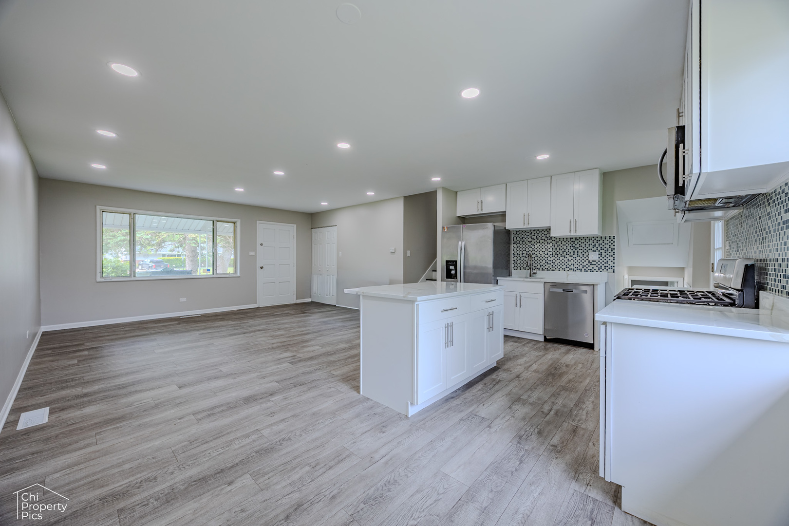430 Bode Road Hoffman Estates, IL 60169 - Photo 4 of 24 Gallery Image 4