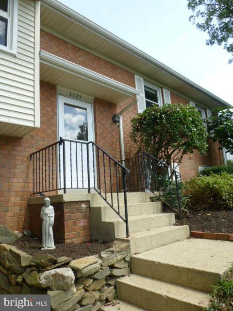 2225 Forest Glen Road Silver Spring, MD 20910 - Photo 27 of 30 a view of a balcony with a potted plants