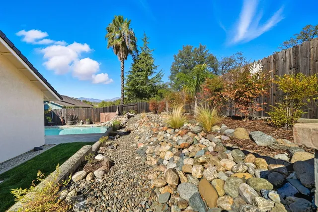 a view of yard with seating area