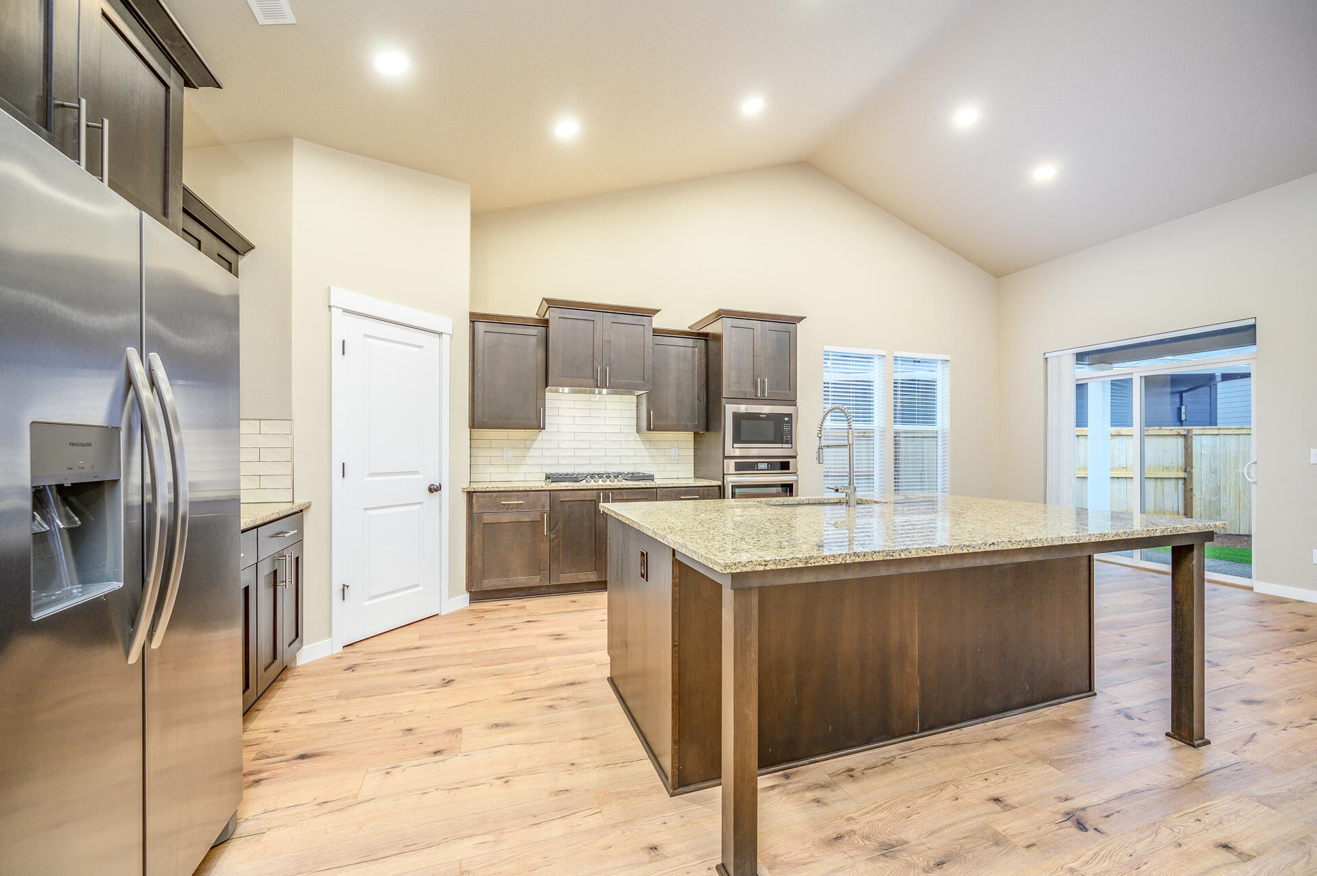 1516 Poppy Ridge Drive, Unit 326 Eagle Point, OR 97524 - Photo 8 of 23 599_1640quartz-5