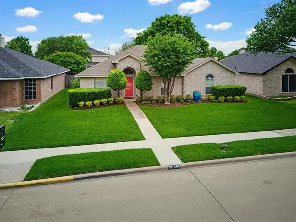 a view of backyard with garden and entertaining space