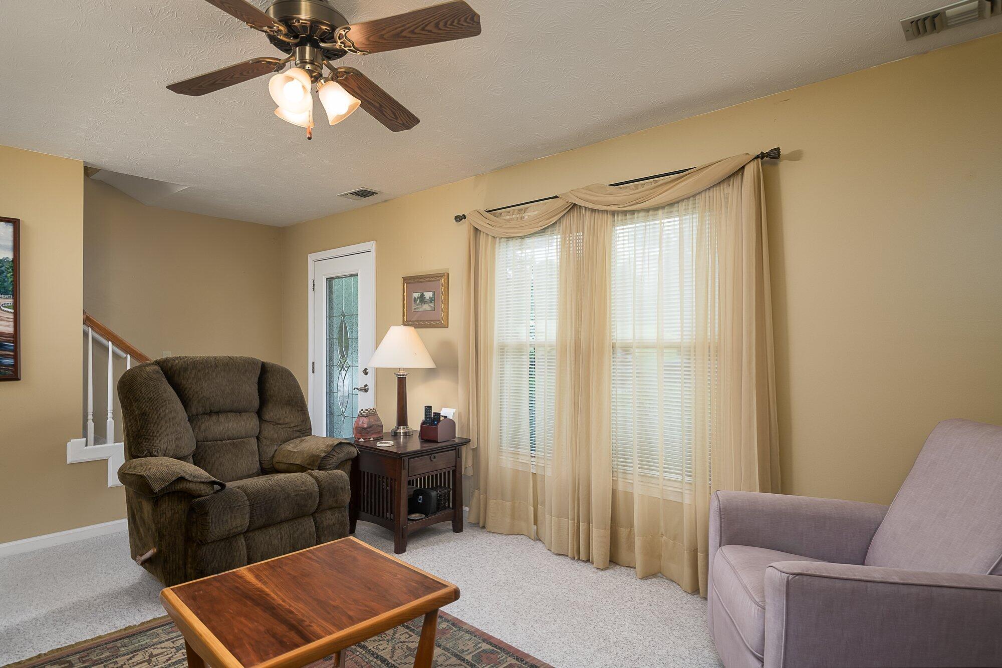 409 Ryne Court Versailles, KY 40383 - Photo 5 of 24 409_ryne_ct_8_8_23-005.jpg-SMALL