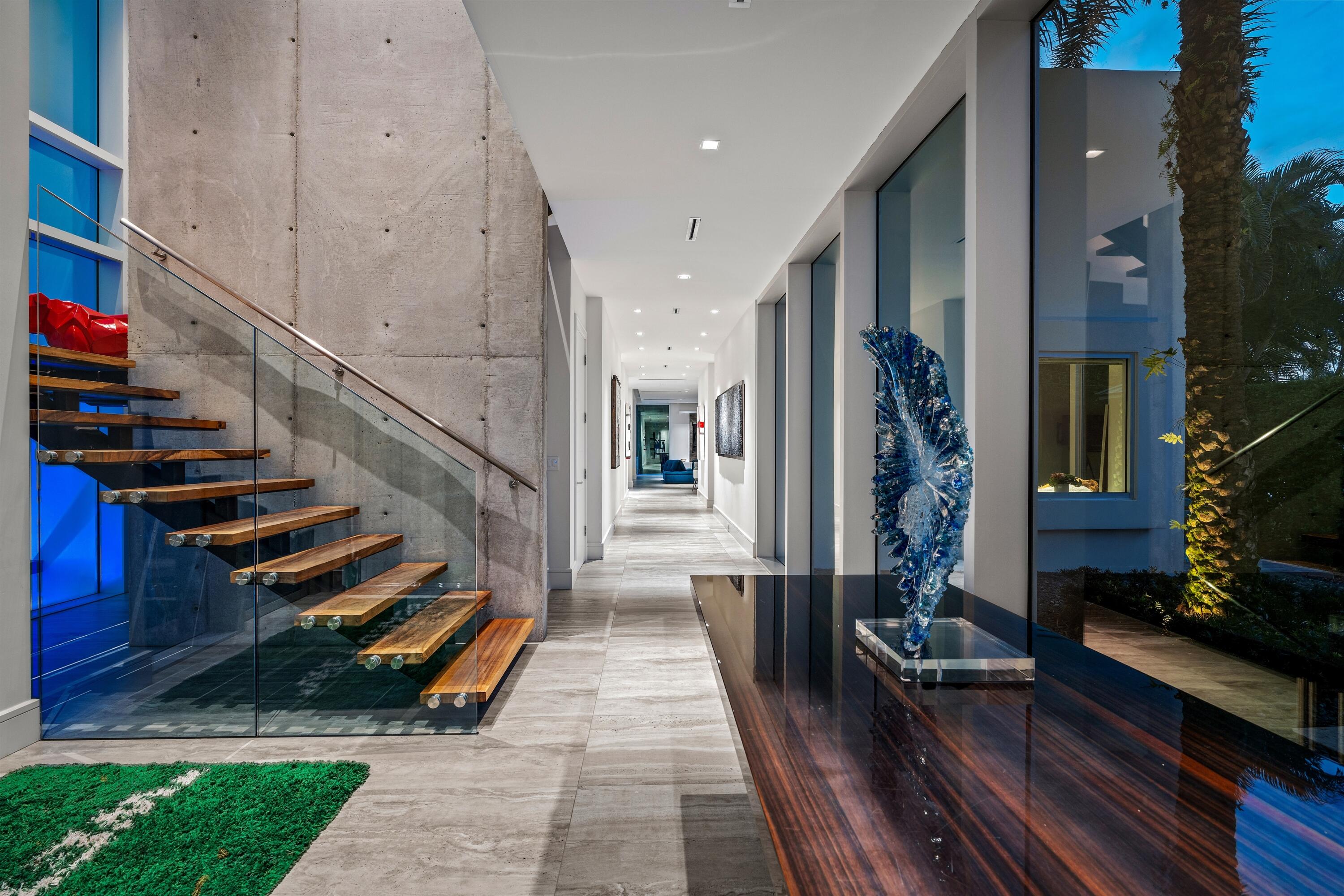 6238 North Ocean Boulevard Ocean Ridge, FL 33435 - Photo 3 of 36 HALLWAY_STRAIGHT_DT