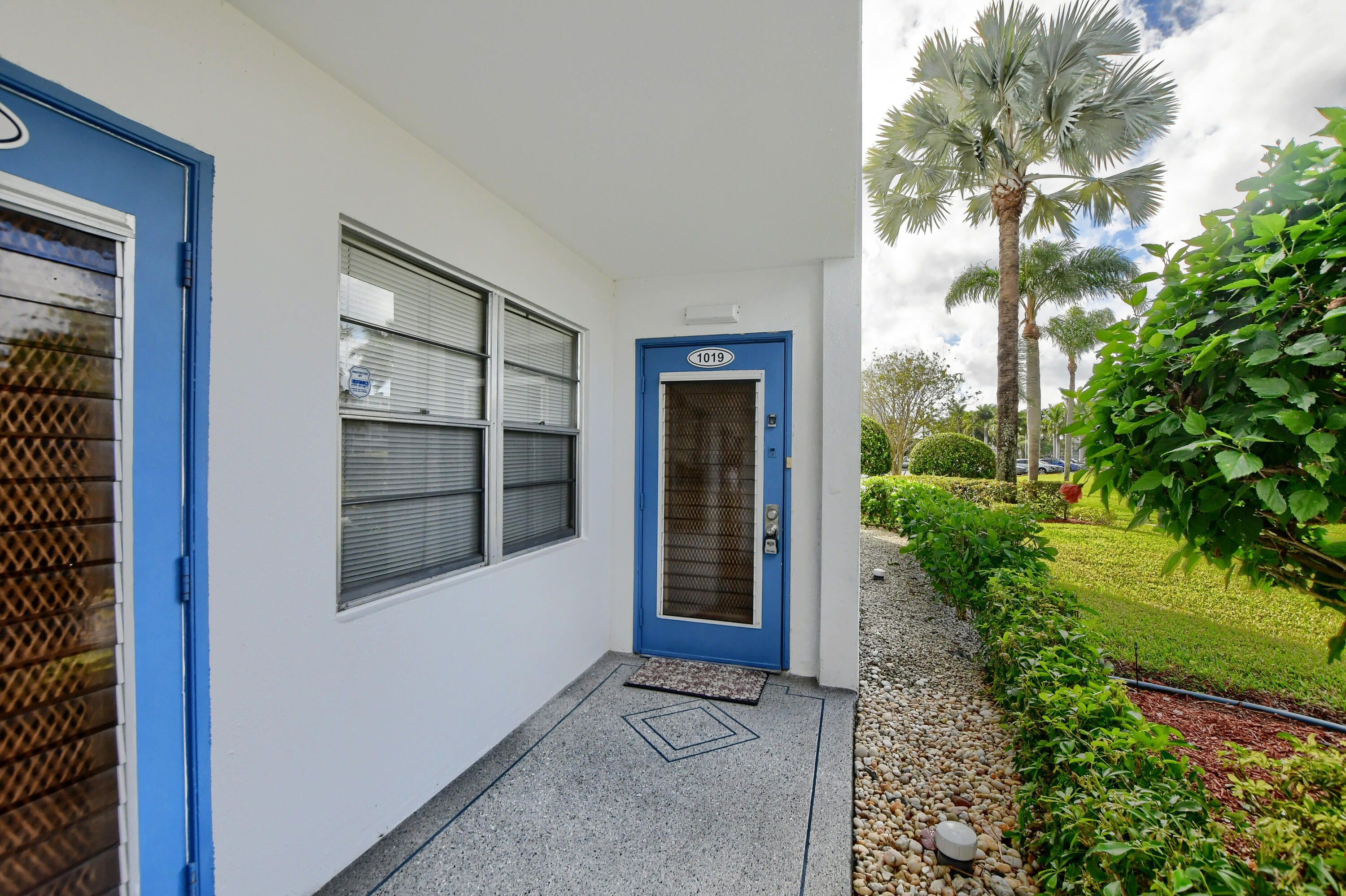 1019 Exeter, Unit 1019 Boca Raton, FL 33434 - Photo 14 of 32 corner front door
