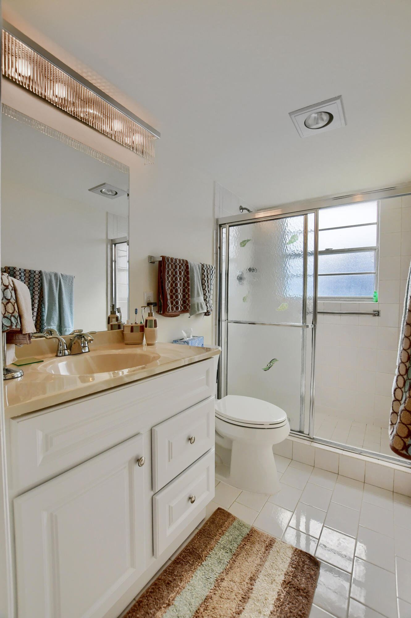 1019 Exeter, Unit 1019 Boca Raton, FL 33434 - Photo 15 of 32 guest bathroom