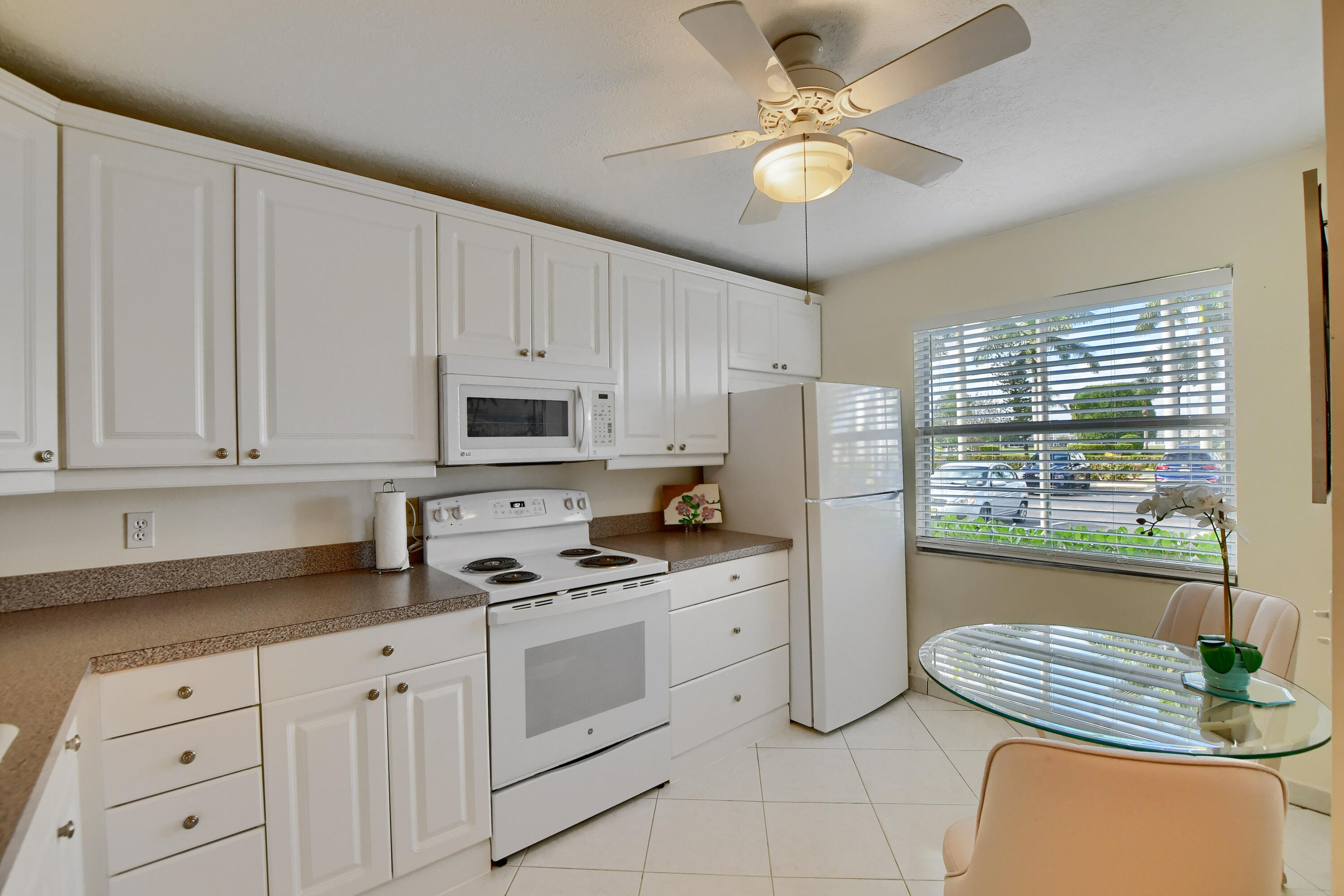 1019 Exeter, Unit 1019 Boca Raton, FL 33434 - Photo 3 of 32 kitchen