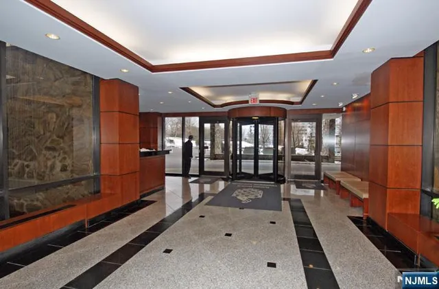 $615,000 | 2 Claridge Drive, Unit 4MW, Verona, NJ 07044