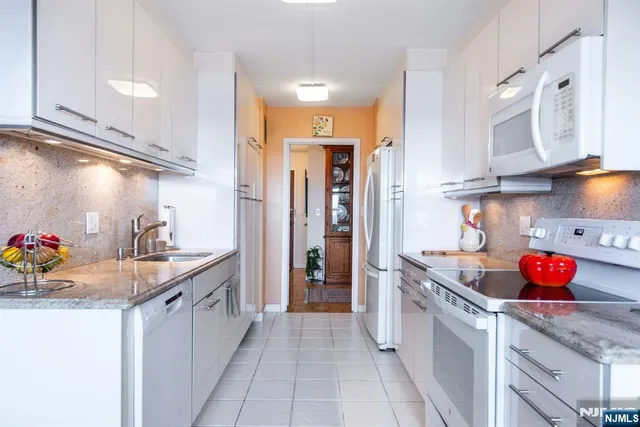 $615,000 | 2 Claridge Drive, Unit 4MW, Verona, NJ 07044