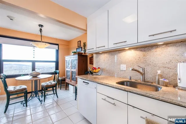 $615,000 | 2 Claridge Drive, Unit 4MW, Verona, NJ 07044