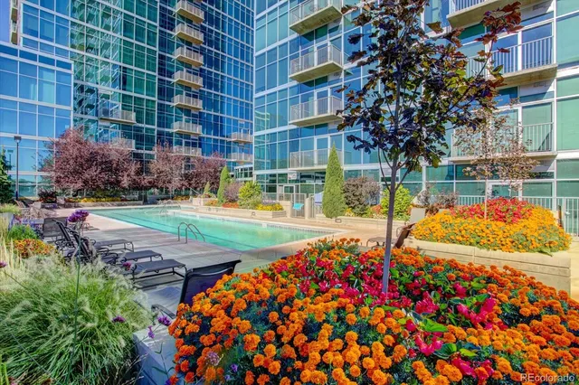 a view of an buildings with backyard and garden
