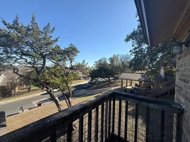 a view of a backyard