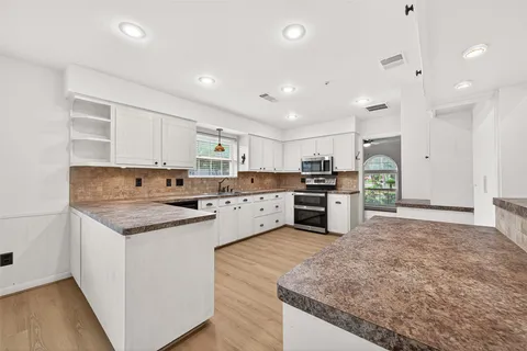 $525,000 | 3031 Broadmoor Drive, Sugar Land, TX 77478