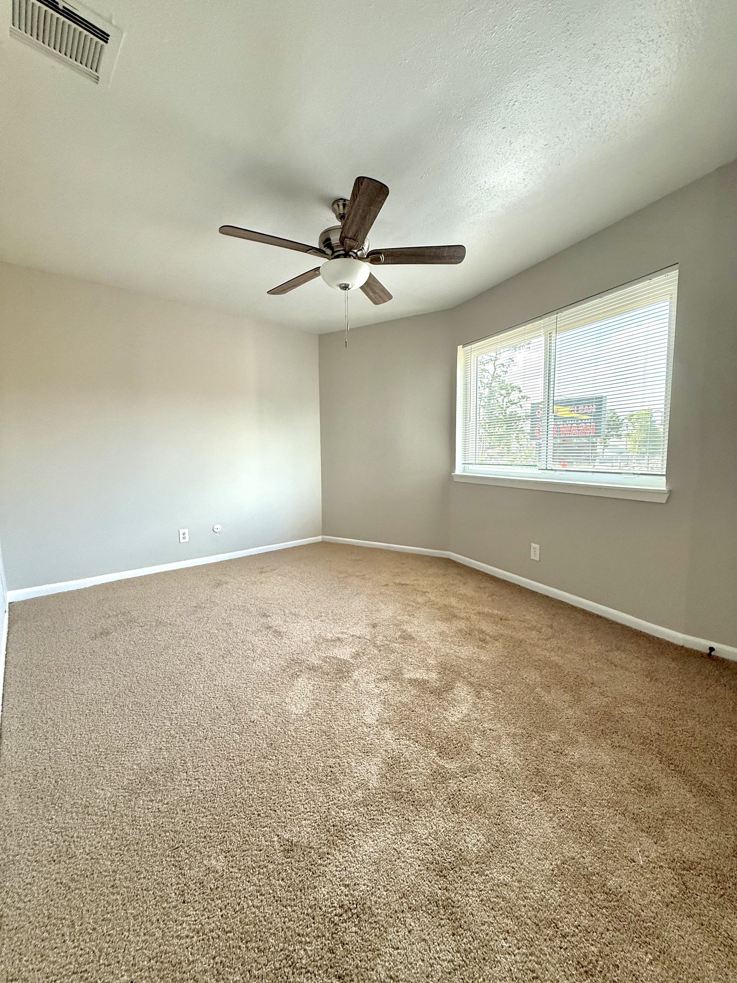 1518 Wirt Road, Unit 6 Houston, TX 77055 - Photo 13 of 14 en empty room with windows and ceiling fan