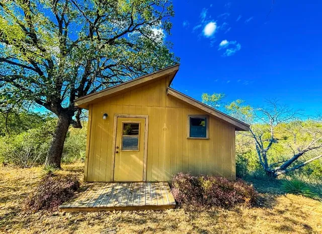 a view of a backyard