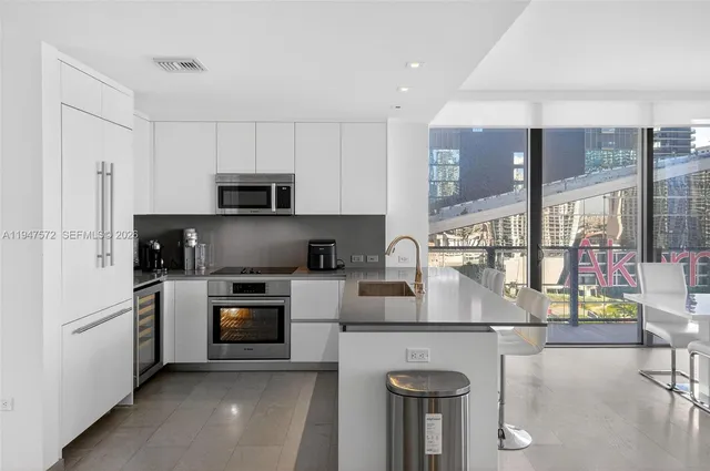 $6,400 | 68 Southeast 6th Street, Unit 1702, Miami, FL 33131