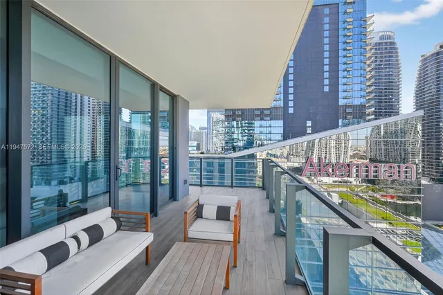 $6,400 | 68 Southeast 6th Street, Unit 1702, Miami, FL 33131