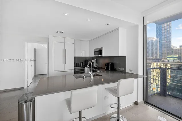 $6,400 | 68 Southeast 6th Street, Unit 1702, Miami, FL 33131