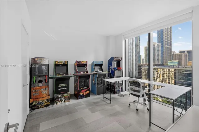 $6,400 | 68 Southeast 6th Street, Unit 1702, Miami, FL 33131