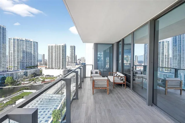 $6,400 | 68 Southeast 6th Street, Unit 1702, Miami, FL 33131