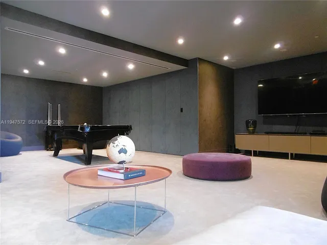 $6,400 | 68 Southeast 6th Street, Unit 1702, Miami, FL 33131