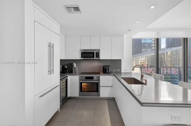 $6,400 | 68 Southeast 6th Street, Unit 1702, Miami, FL 33131