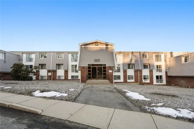 $199,900 | 300 Smithfield Road, Unit 518, North Providence, RI 02904