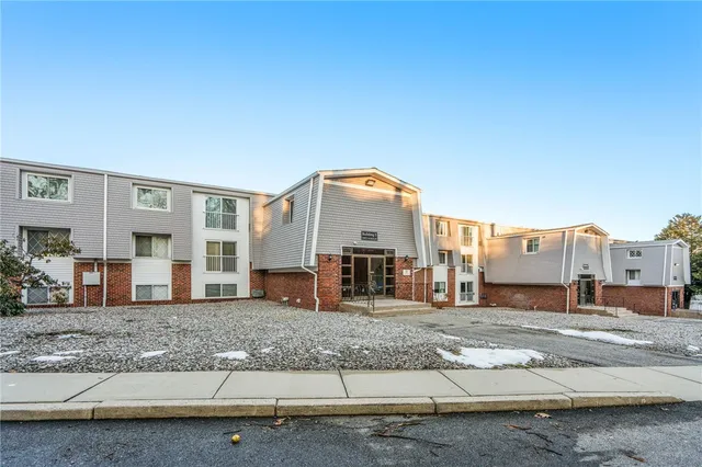 $199,900 | 300 Smithfield Road, Unit 518, North Providence, RI 02904