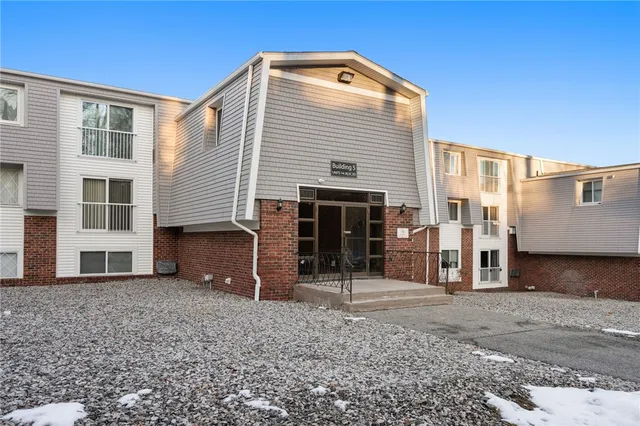 $199,900 | 300 Smithfield Road, Unit 518, North Providence, RI 02904