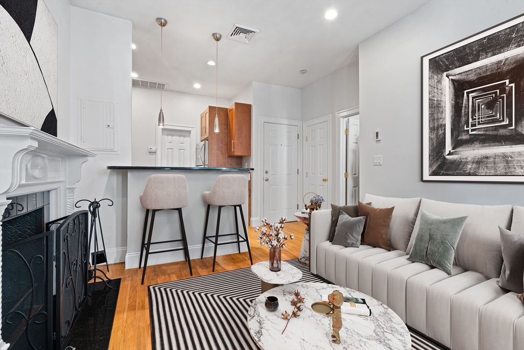 15 Garrison Street, Unit 8 Boston, MA 02116 - Photo 3 of 9