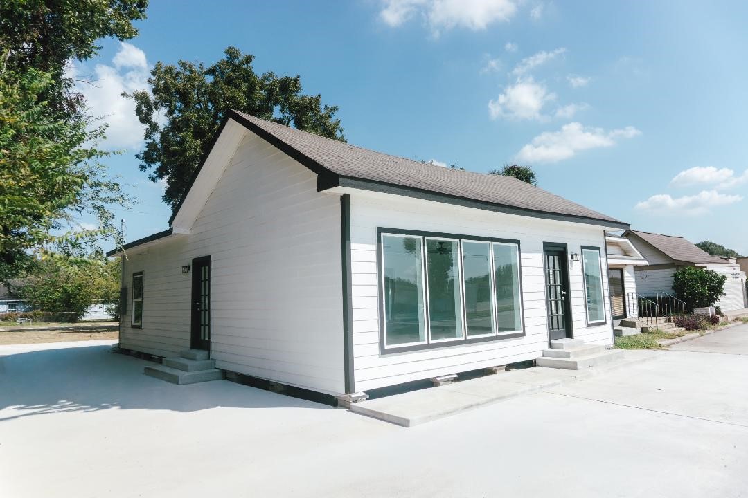 2513 Avenue H Rosenberg, TX 77471 - Photo 2 of 9 a view of a house with a outdoor space