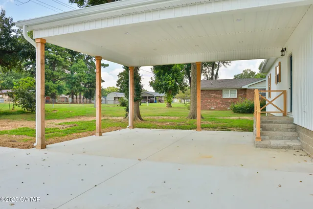 a view of a house with backyard and porch