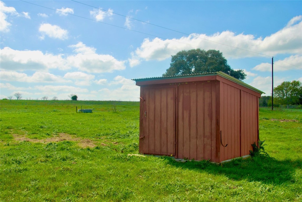 494 County Road 217 Schulenburg, TX 78956 - Photo 23 of 39 a view of a backyard with barn