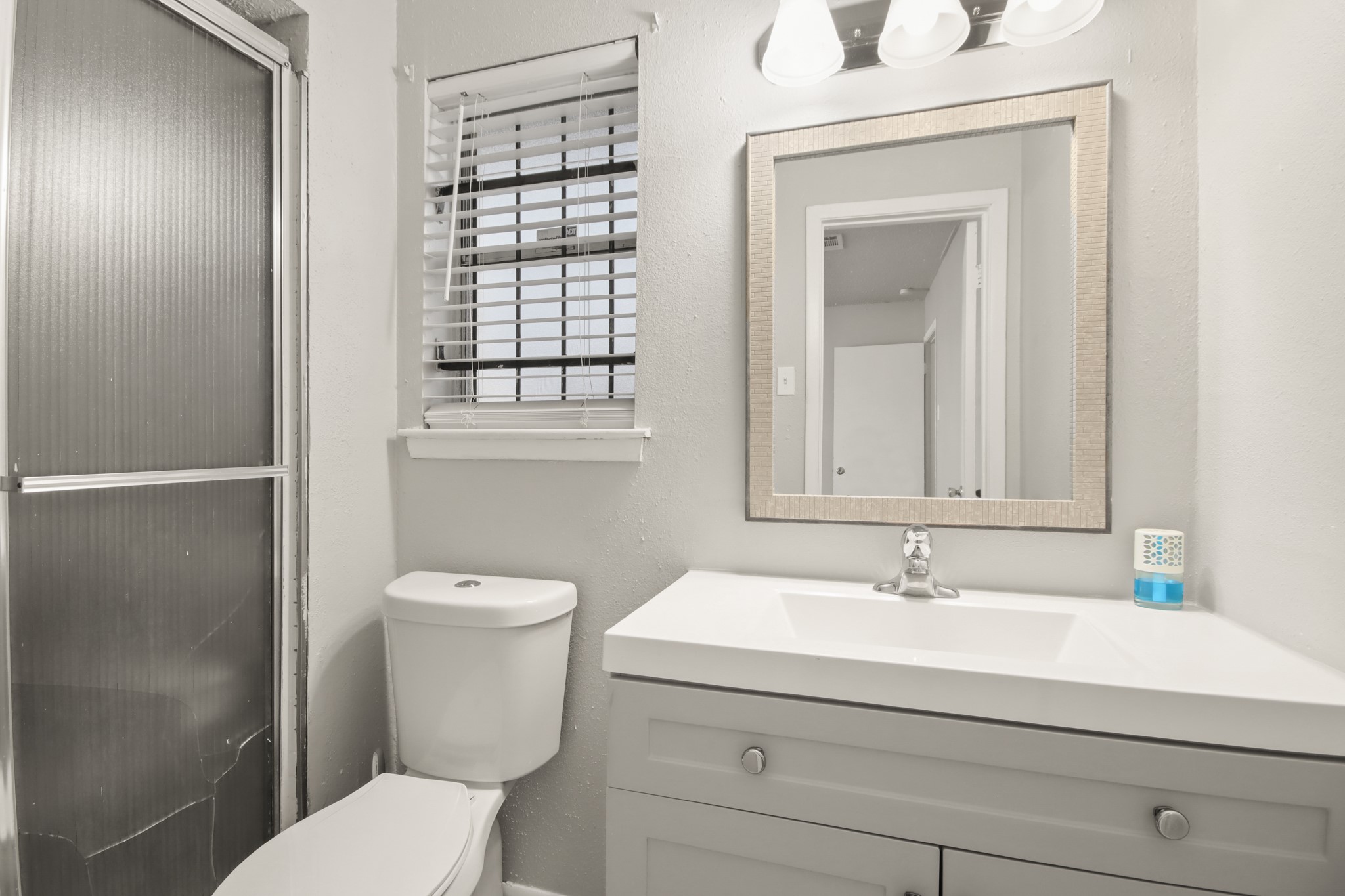 8410 Rinn Street Houston, TX 77078 - Photo 17 of 26 Primary Ensuite