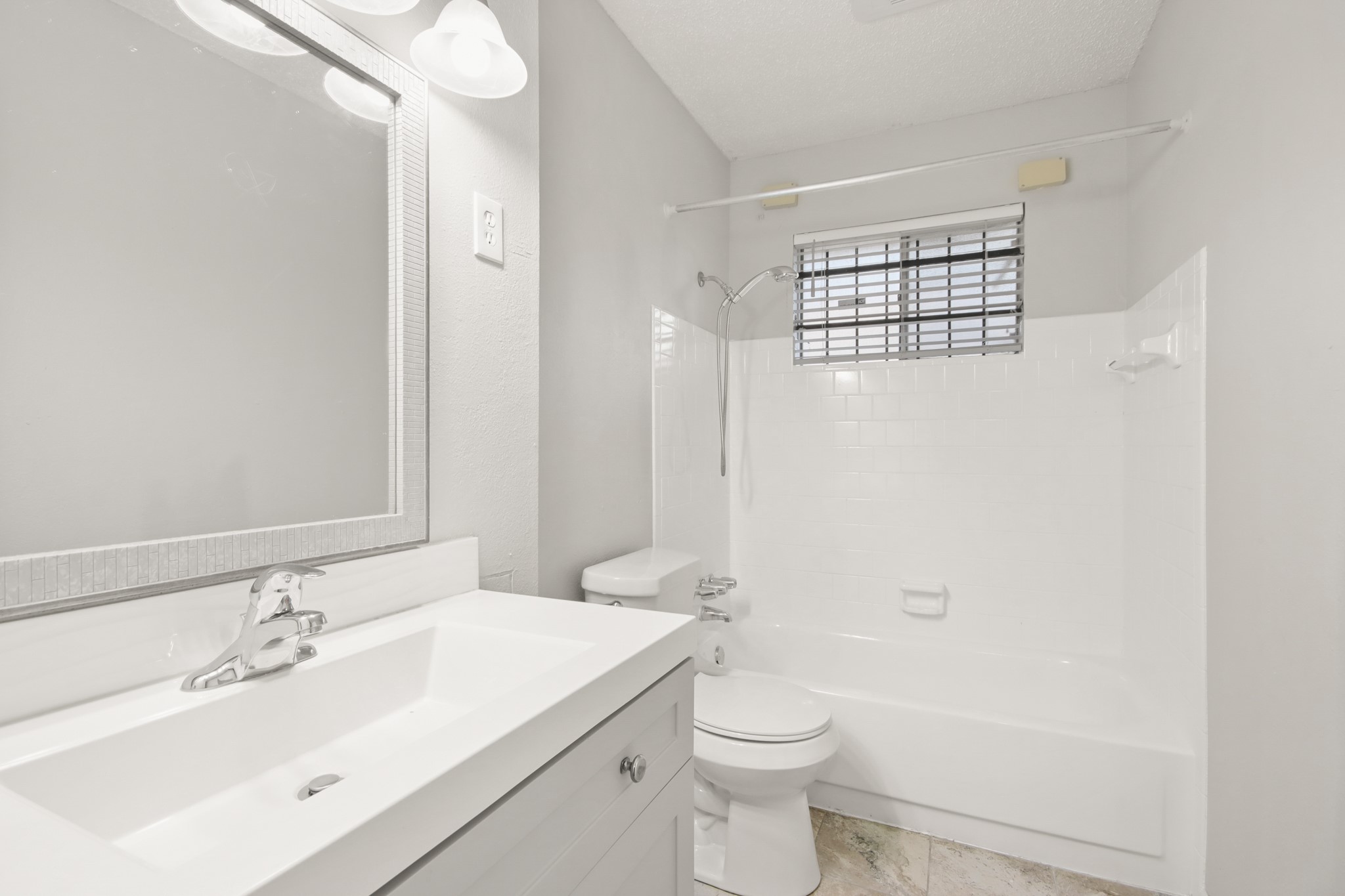 8410 Rinn Street Houston, TX 77078 - Photo 21 of 26 Secondary Bath