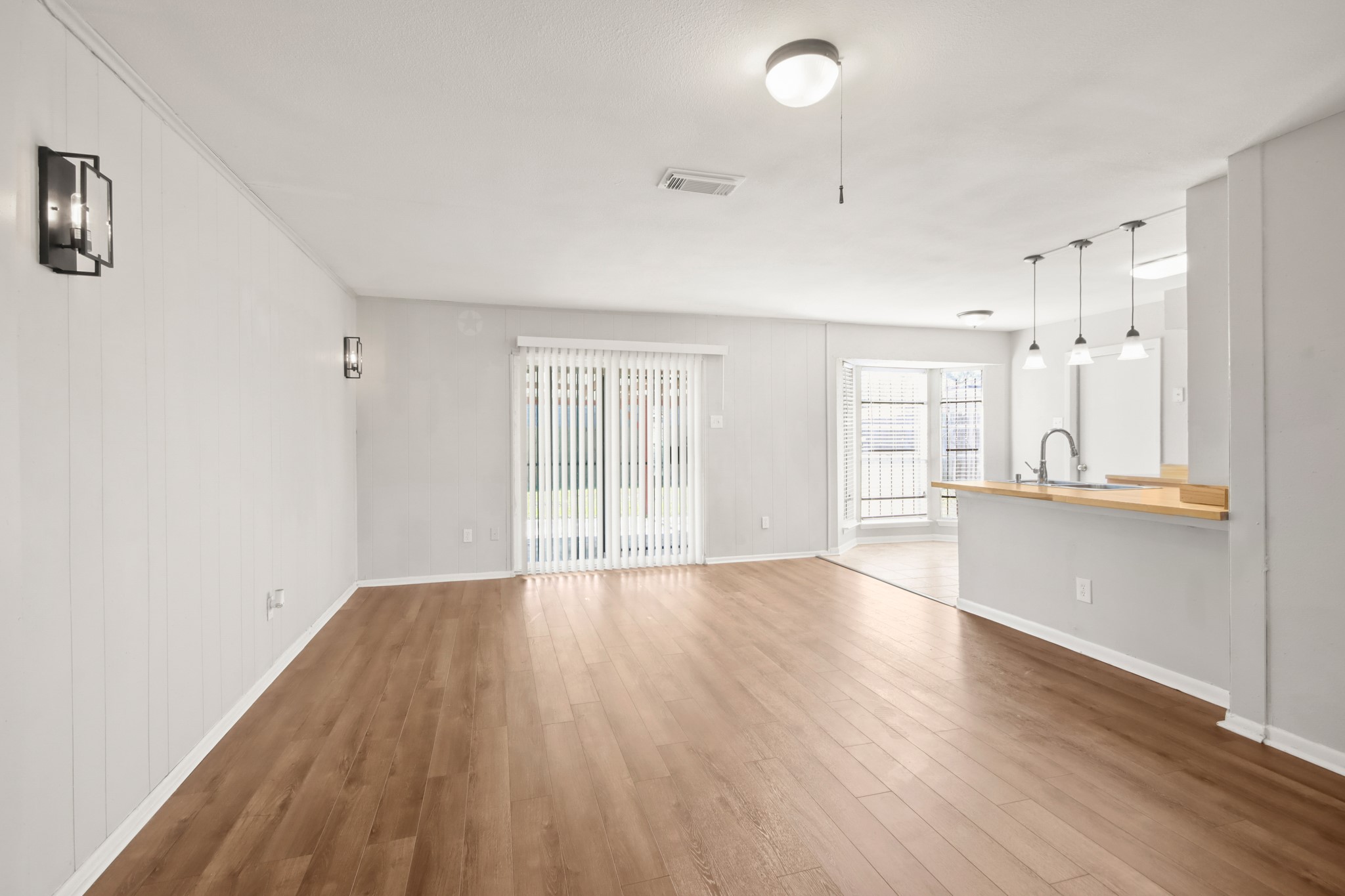 8410 Rinn Street Houston, TX 77078 - Photo 6 of 26 Living/Open to the kitchen