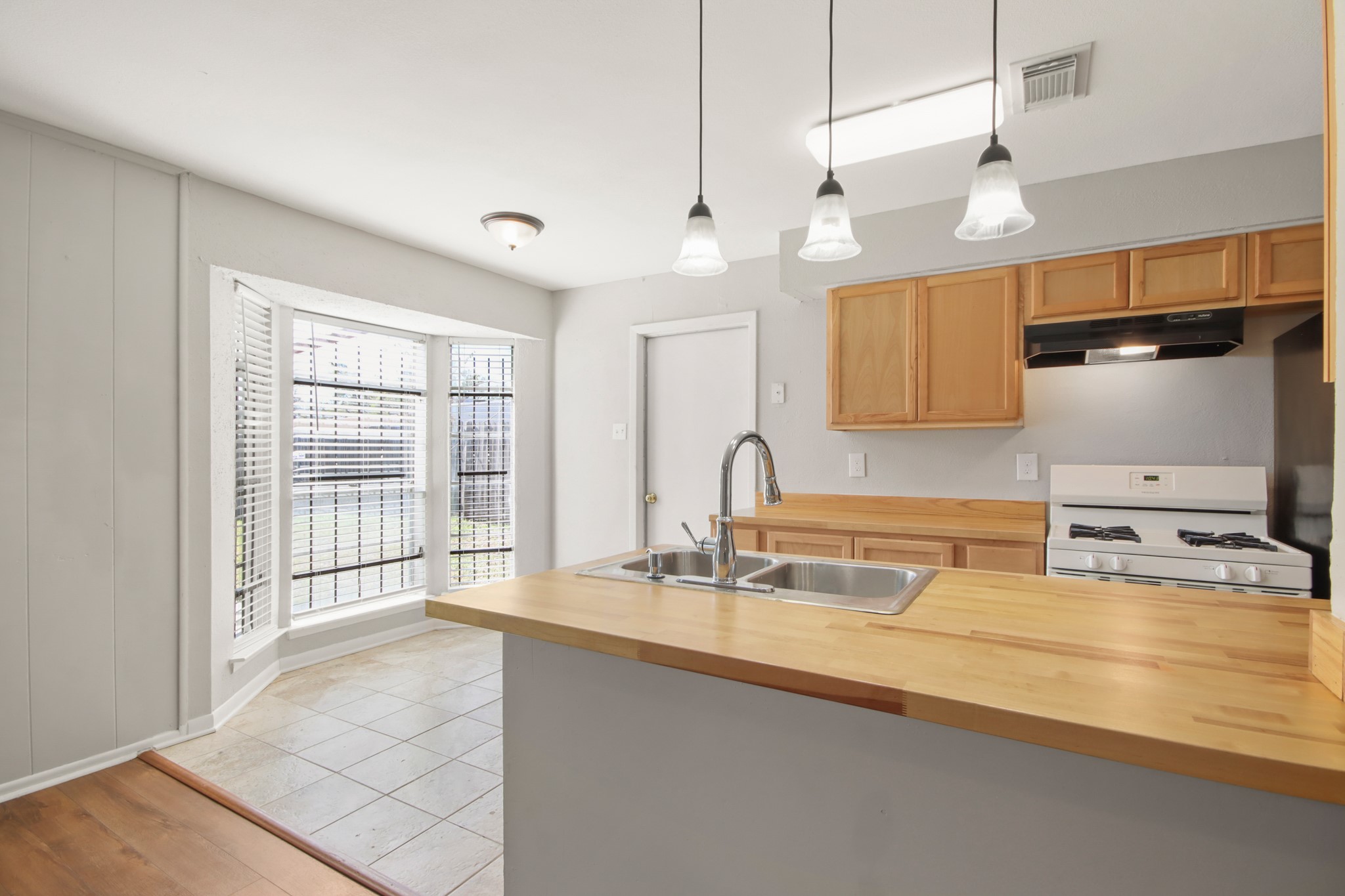 8410 Rinn Street Houston, TX 77078 - Photo 10 of 26 Gorgeous Breakfast/kitchen