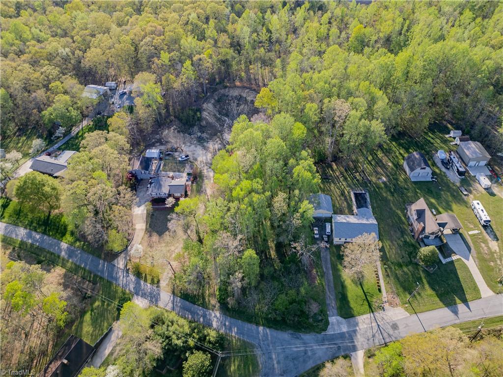 136 Pine Valley Road Thomasville, NC 27360 - Photo 4 of 12 Gallery Image 4