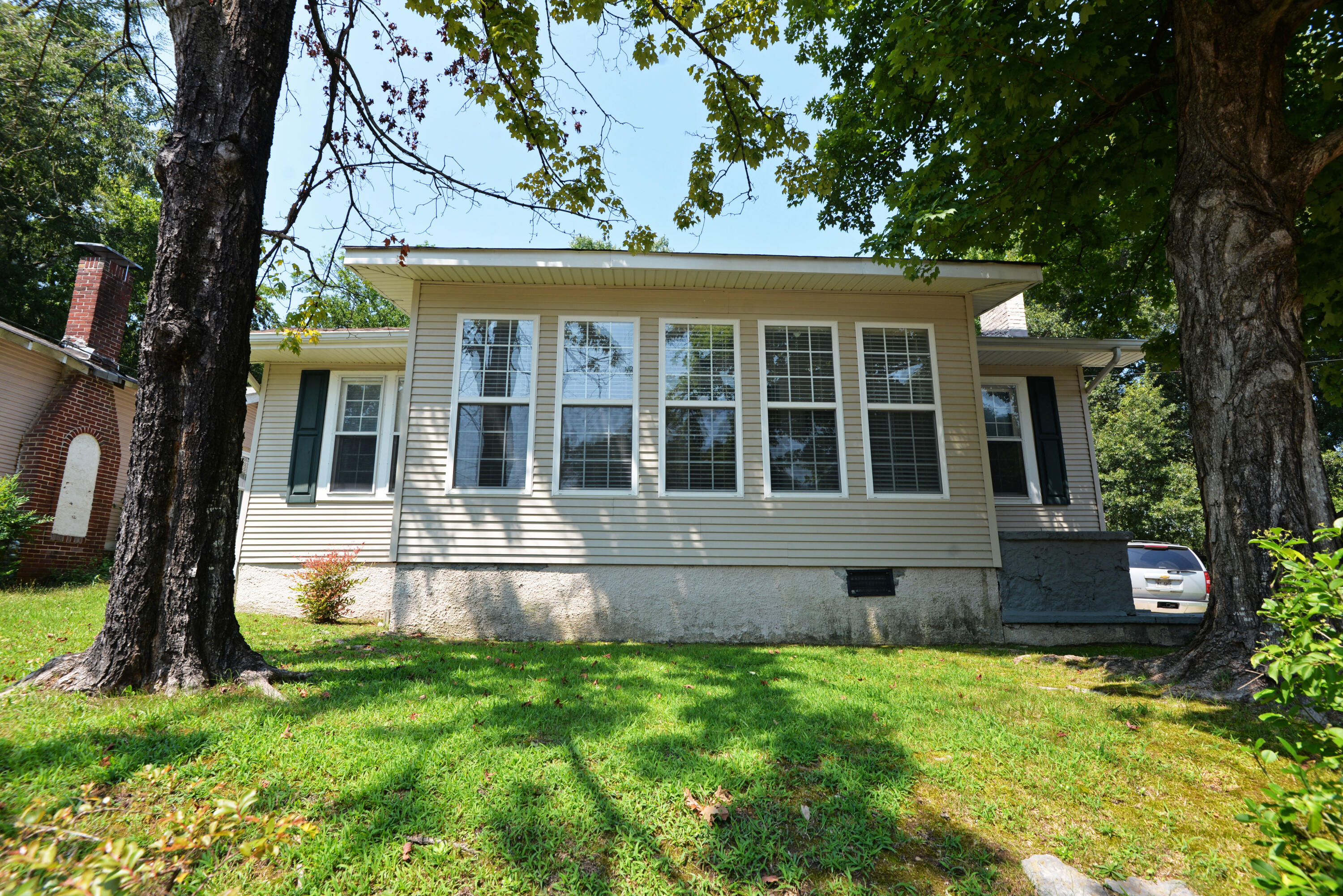 111 South Moore Road Chattanooga, TN 37411 - Photo 2 of 47 Front view from sidewalk