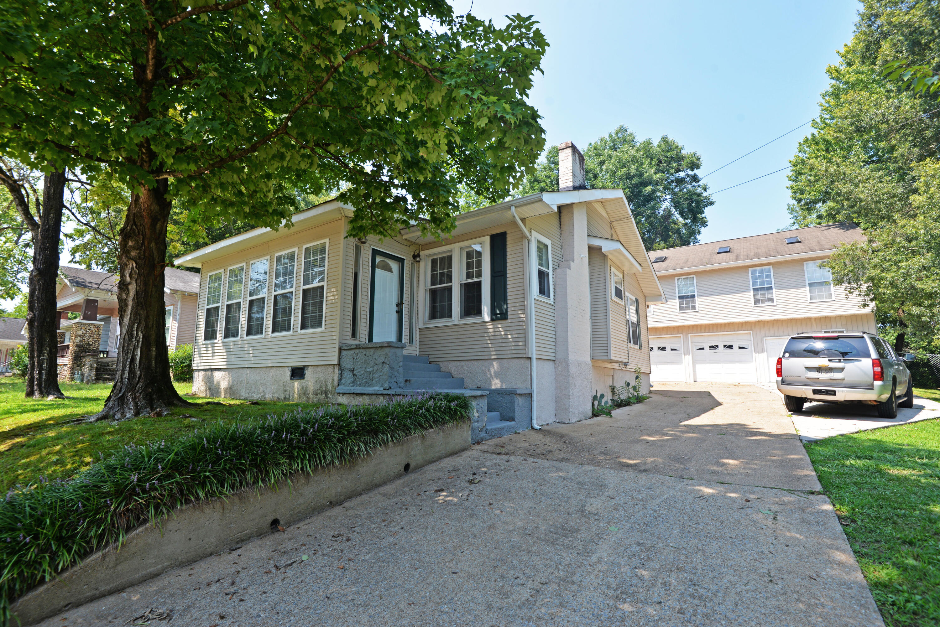 111 South Moore Road Chattanooga, TN 37411 - Photo 4 of 47 Front view with garage (main)