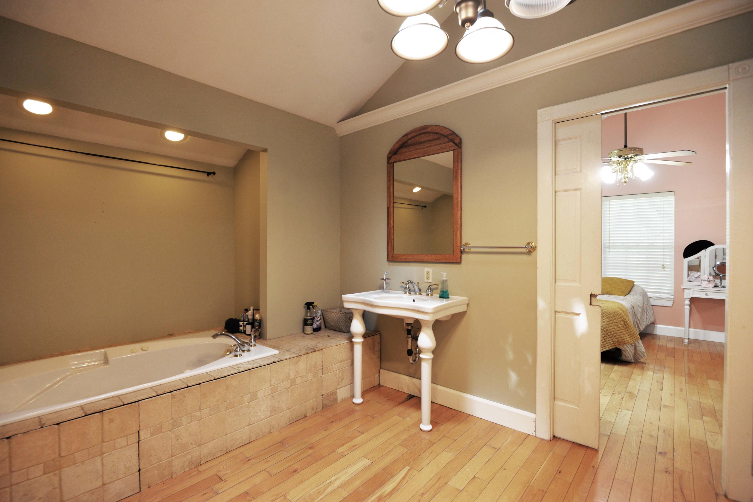 111 South Moore Road Chattanooga, TN 37411 - Photo 36 of 47 Apt bath view 1