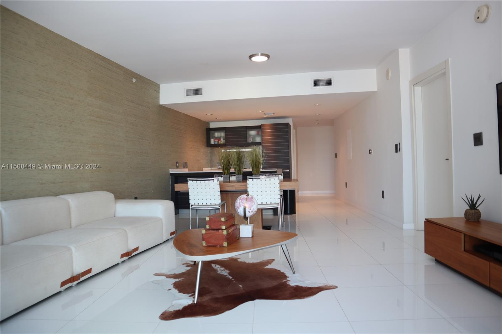 200 Biscayne Blvd Way, Unit 3205 Miami, FL 33131 - Photo 3 of 19 a living room with furniture